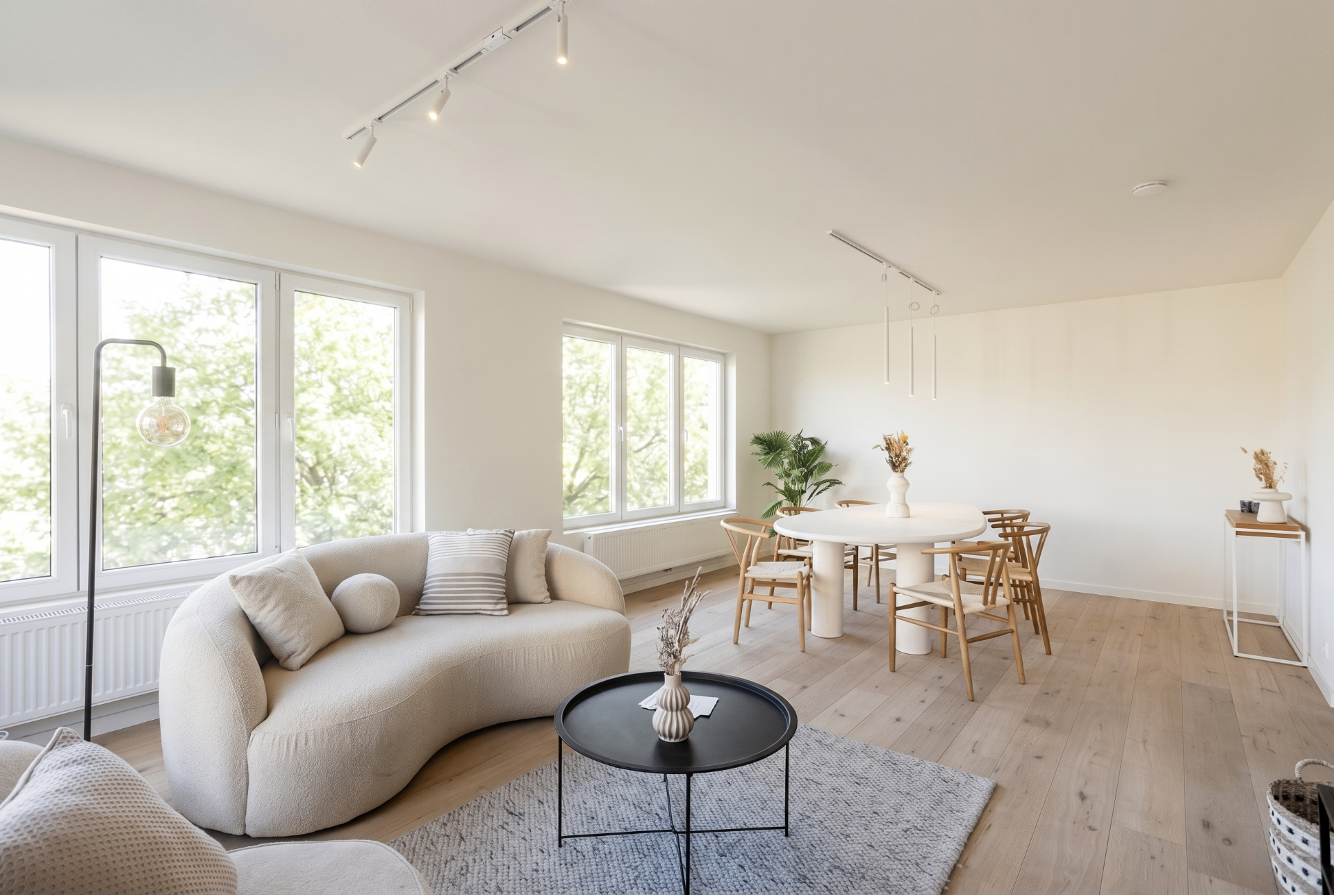 Ruime leef- en eetruimte met eikenhouten parket